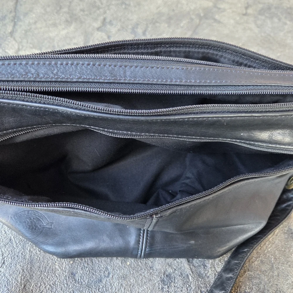 Stone Mountain Accessories Black Leather Shoulder Bag